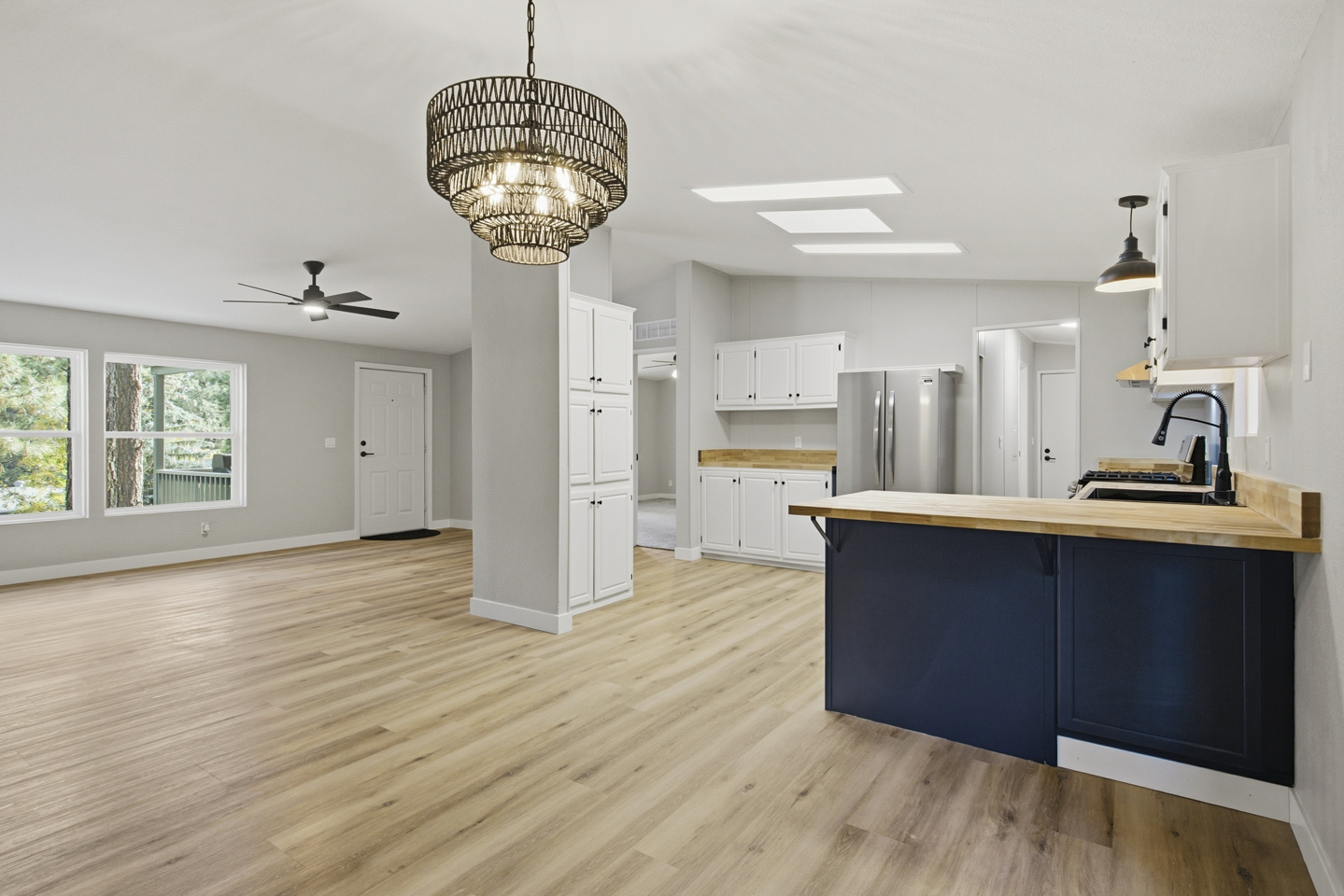 Topeka Ave — room